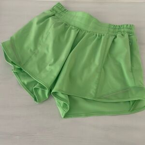 Lululemon Hotty Hot Shorts 4”(Lime)